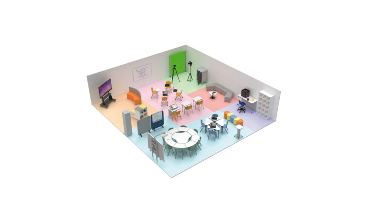 Sala de aula com mesas redondas e rectangulares, cadeiras, estantes, um ecrã e câmaras em tripés.