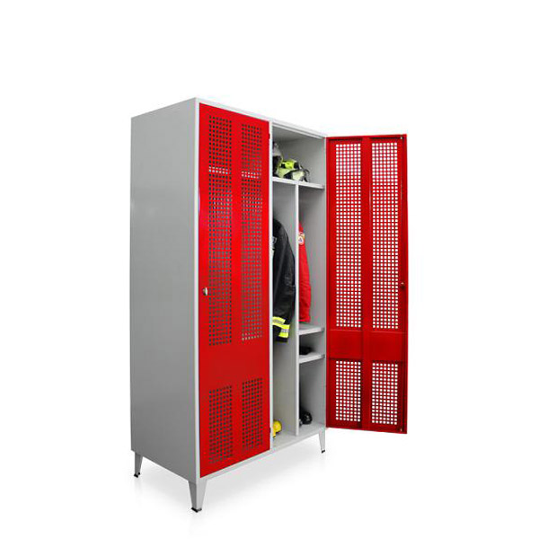 Cacifo para bombeiros com portas vermelhas ventiladas, uma delas aberta a mostrar equipamento no interior.