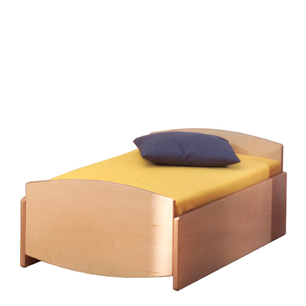 Cama de bonecas de madeira com colchão amarelo e almofada azul-escura.