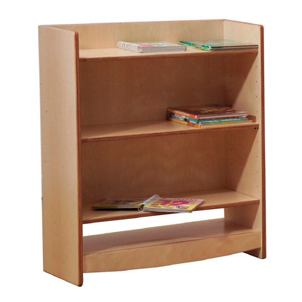 Estante de madeira clara com prateleiras horizontais e livros infantis.