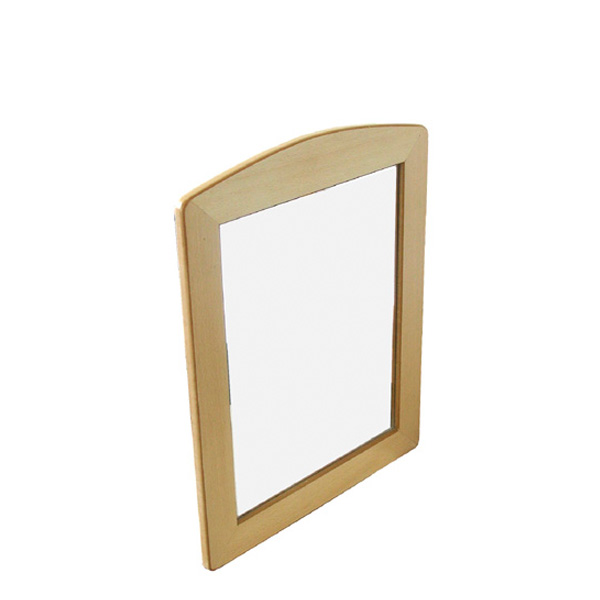 Espelho rectangular com moldura de madeira clara.