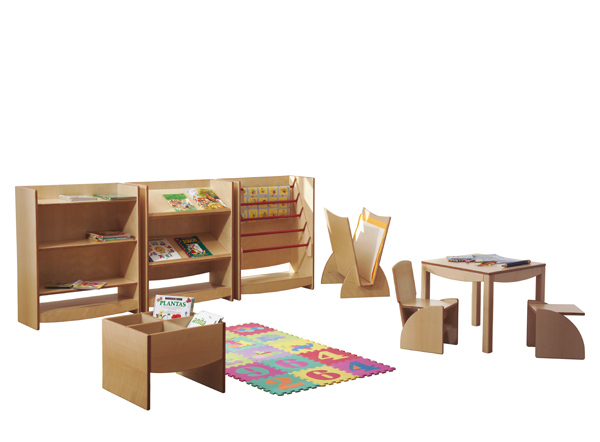 Conjunto de mobiliário infantil de madeira com estantes, expositores de livros, mesa e cadeiras.