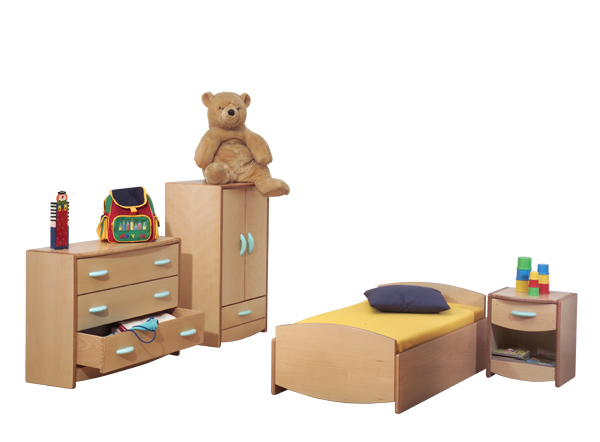 Conjunto de quarto infantil em madeira clara com cama, cómoda, mesa de cabeceira e roupeiro.