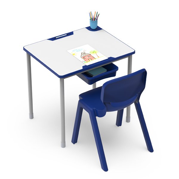 Mesa Ergos Edge com tampo branco, cadeira azul e tabuleiro azul sob o tampo, com desenho e lápis de cor.