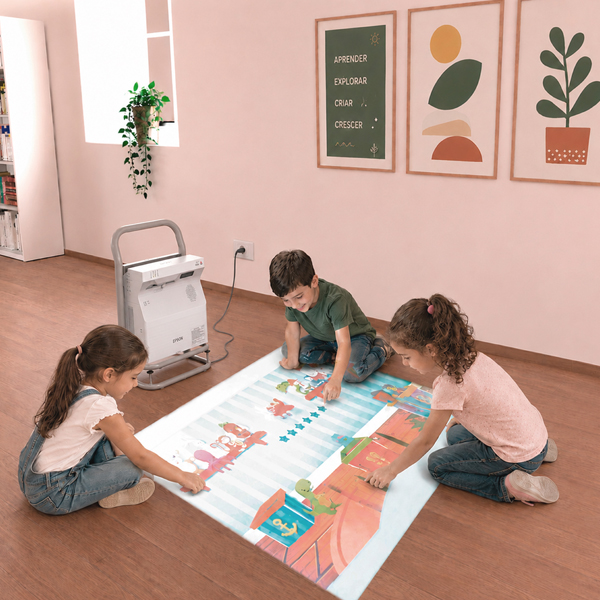 Três crianças a interagir com um jogo projetado no chão pelo Netboard Portable.