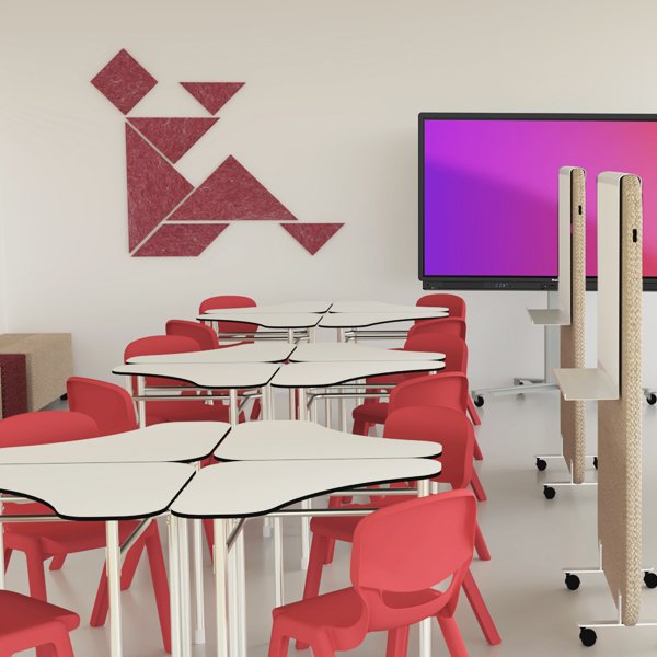 Sala de aula com cadeiras vermelhas, mesas brancas, ecrã digital e painéis geométricos vermelhos na parede.