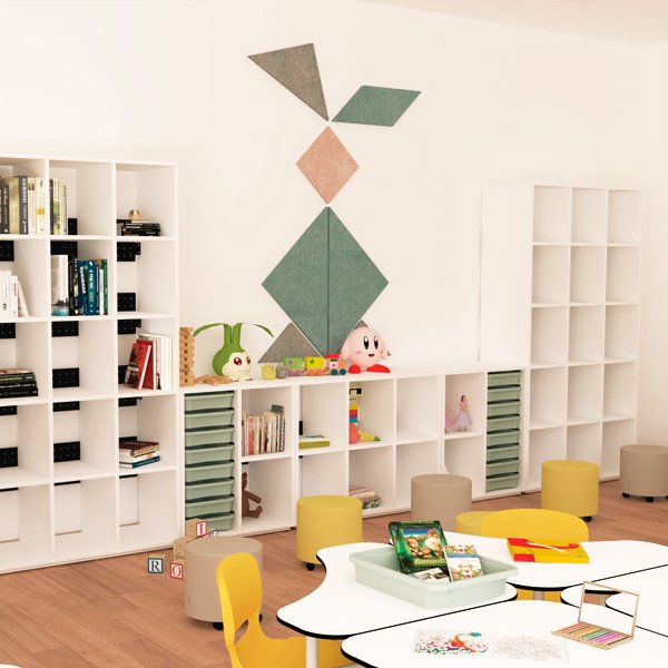Sala com estantes brancas, bancos amarelos, brinquedos e painéis geométricos MUTE Tangram na parede.