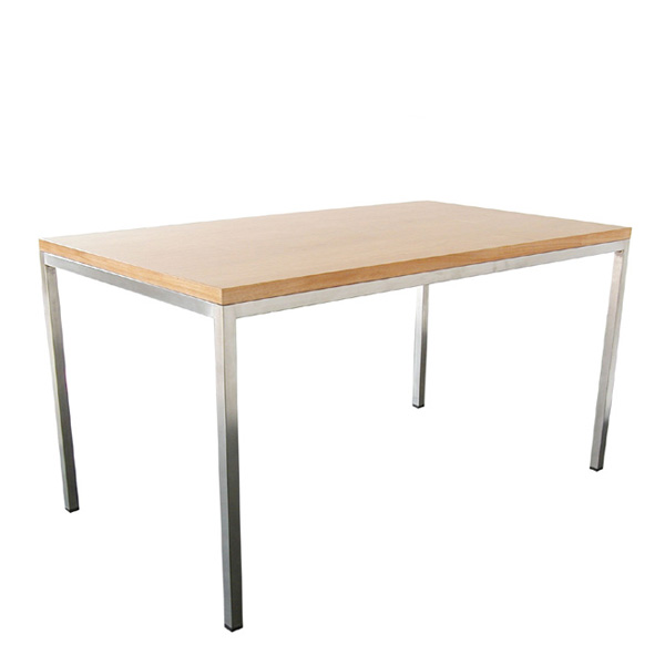 Mesa RETA com tampo de madeira clara e pernas metálicas rectas.