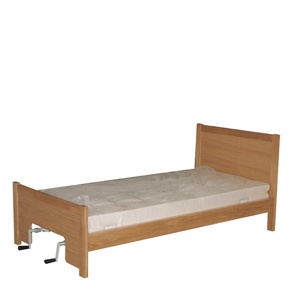 Cama individual articulada manual com colchão branco e manivelas na zona dos pés.