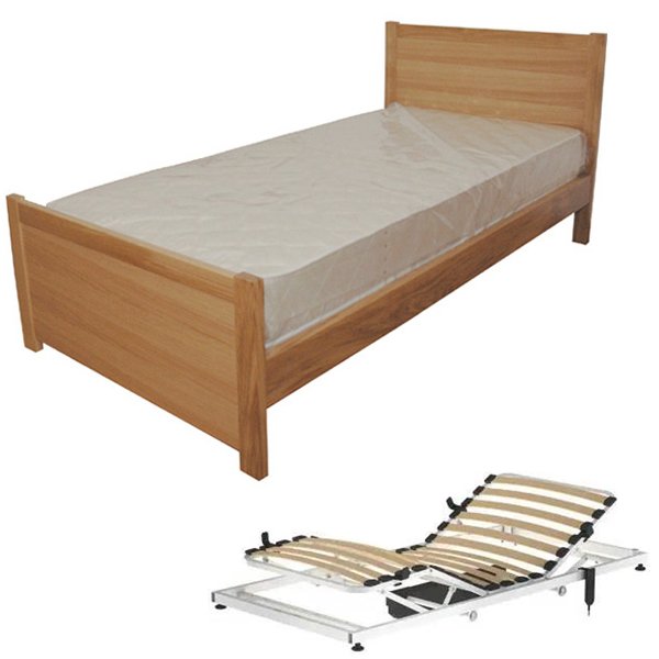 Cama individual de madeira com colchão, acompanhada de uma estrutura articulada com estrado de ripas.