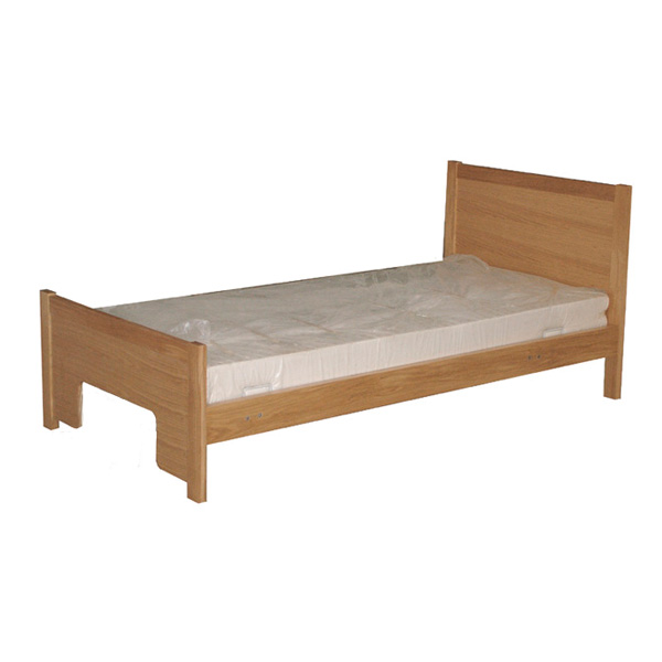 Cama individual articulada eléctrica com cabeceira e peseira de madeira clara e colchão branco.