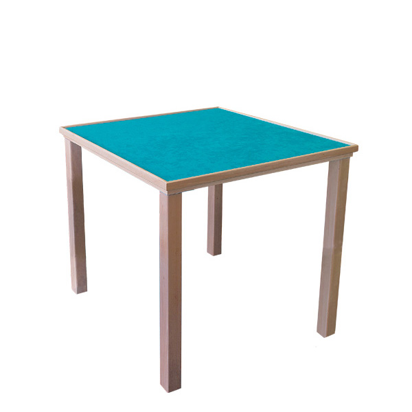 Mesa de jogo quadrada de madeira com tampo azul-turquesa.
