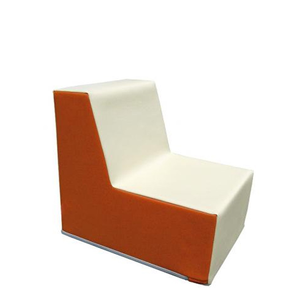 Assento individual com base e encosto creme e laterais laranja.