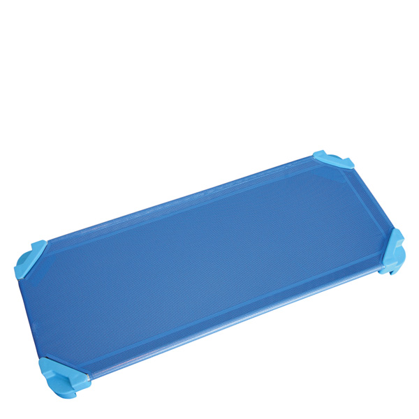 Catre empilhável azul com superfície de rede e apoios nos cantos.