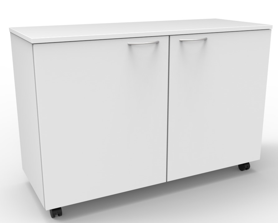 Módulo baixo branco com duas portas, puxadores metálicos e rodas pretas.