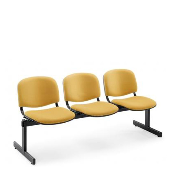 Conjunto de três assentos amarelos unidos por uma estrutura metálica preta.