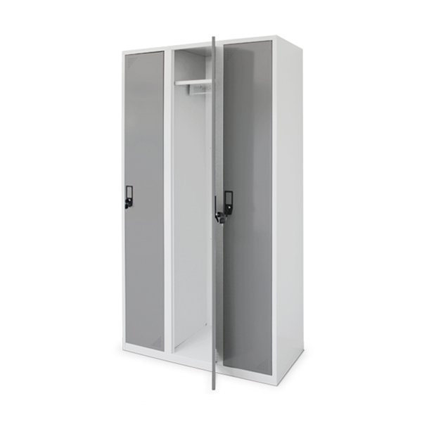 Cacifo de vestiário branco com três portas, uma delas aberta a mostrar a prateleira superior e o varão.