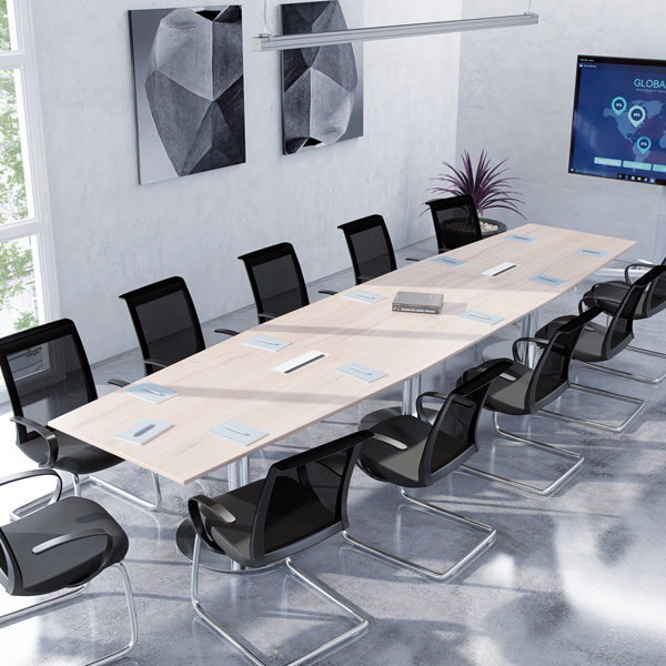 Sala de reuniões com mesa Atlantic de madeira clara, cadeiras pretas e um ecrã de apresentação.
