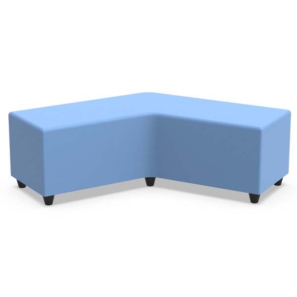 Pufe Block Boomerang estofado em azul-claro, com pés pretos.