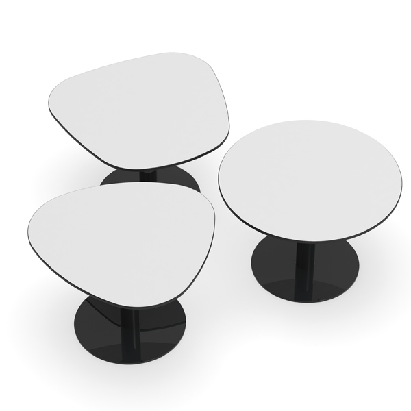 Vista superior de três mesas Bloom Mini com tampos brancos de diferentes formas e bases pretas.