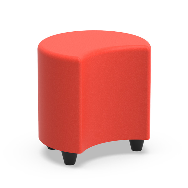 Pufe vermelho de forma curva com pés pretos.