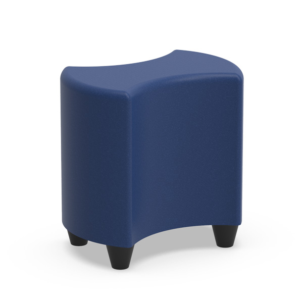Pufe curvo azul com pés pretos.