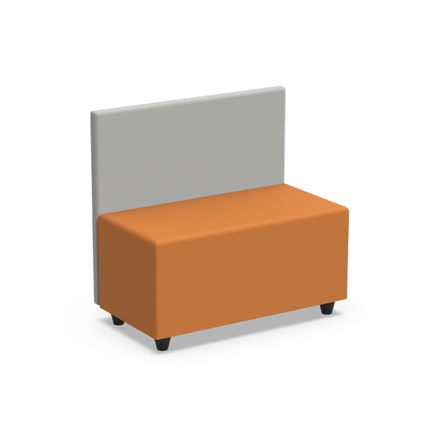 Banco com encosto rectangular cinzento, assento laranja e p&eacute;s pretos.