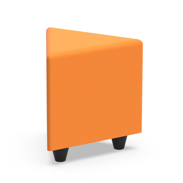 Pufe triangular laranja com cantos arredondados e pés pretos.