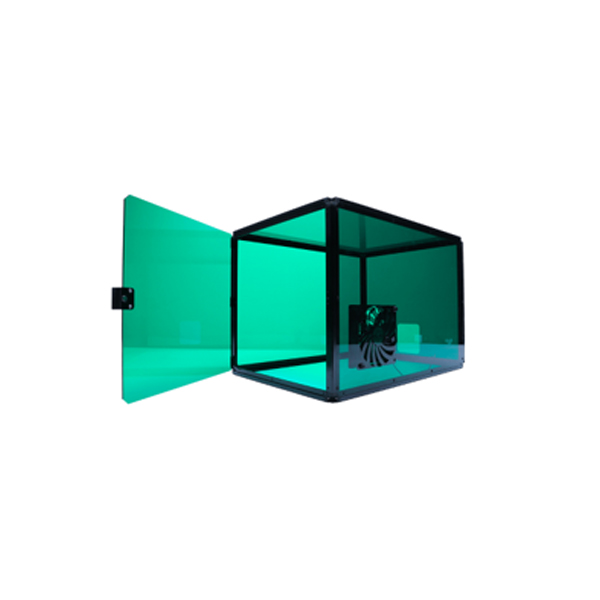 Caixa de protec&ccedil;&atilde;o para laser Rotrics DexArm com pain&eacute;is verdes transparentes, estrutura preta e porta aberta.