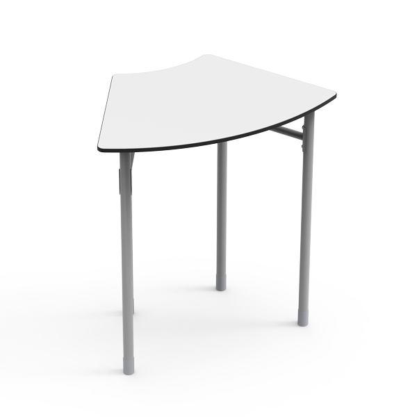 Mesa Desk 21 Curva 6 com tampo branco e pernas metálicas.