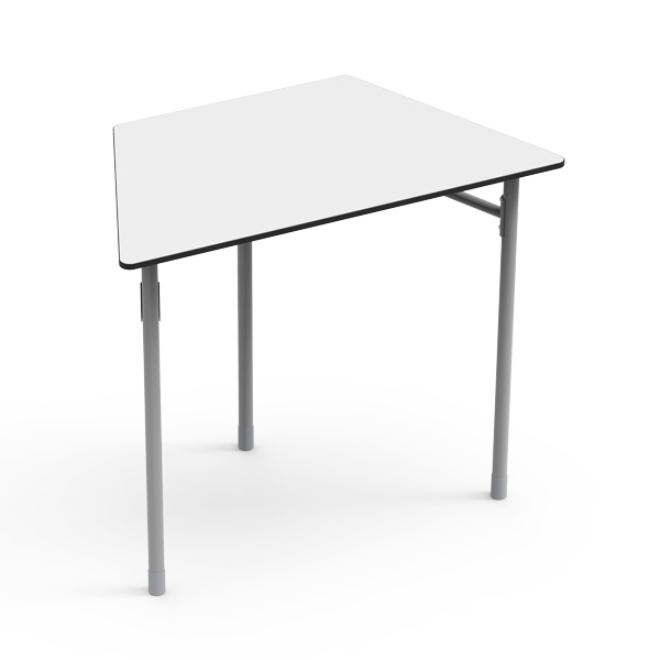 Mesa Desk 21 Trapezoidal 8 com tampo branco e pernas metálicas cinzentas.