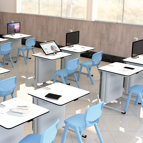 Sala de aula com mesas DOK STATION brancas e cadeiras azuis-claras.