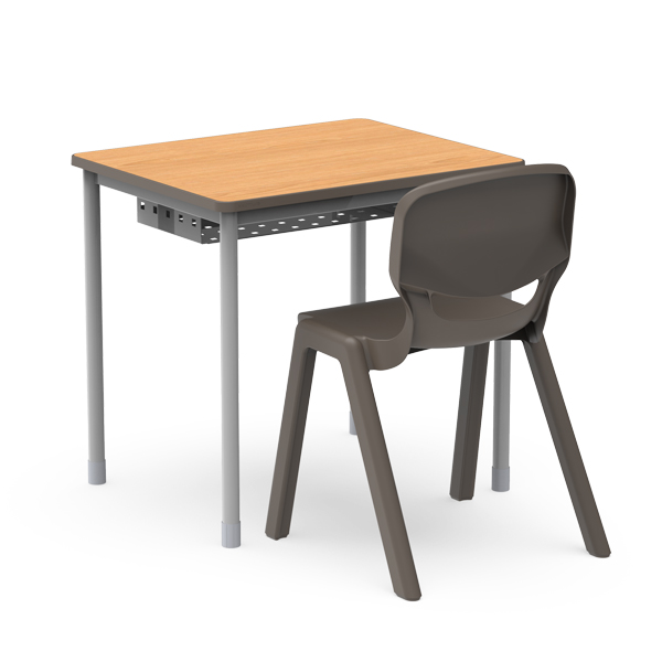 Cadeira castanha junto a uma mesa Ergos Edge com tampo de madeira e pernas metálicas.