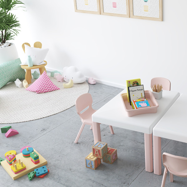 Sala de brincar com cadeiras cor-de-rosa, mesa com livros e brinquedos, tapete e almofadas.