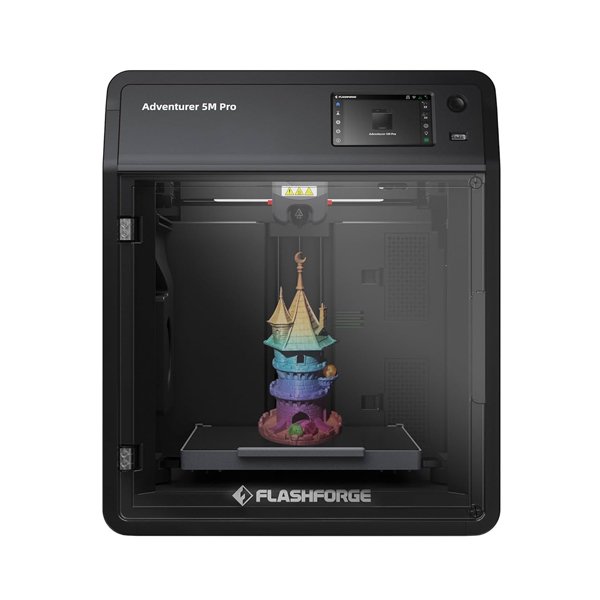 Impressora 3D Flashforge Adventurer 5M Pro com um modelo de castelo no interior e painel de controlo.