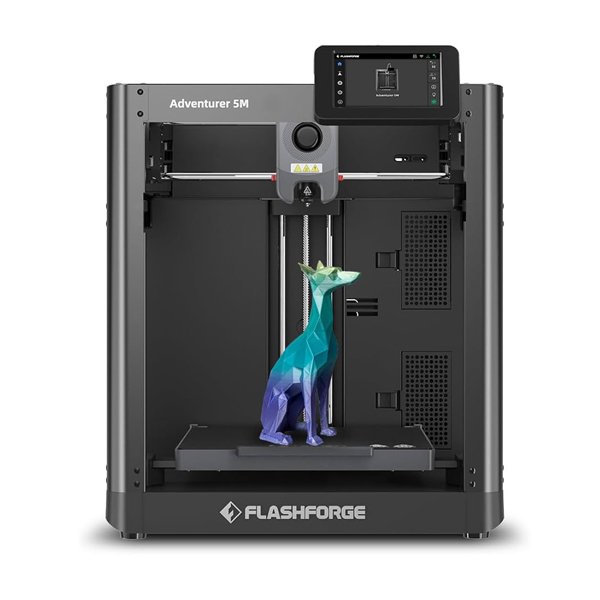 Impressora 3D Flashforge Adventurer 5M com uma figura de gato na plataforma e ecr&atilde; de controlo ligado.