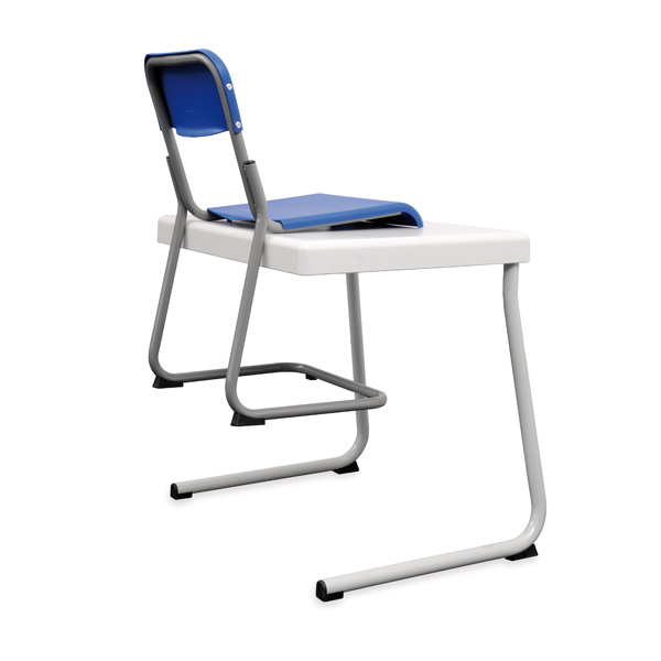 Mesa Individual MAIS Cantilever com tampo branco e estrutura cinzenta, acompanhada de uma cadeira azul.