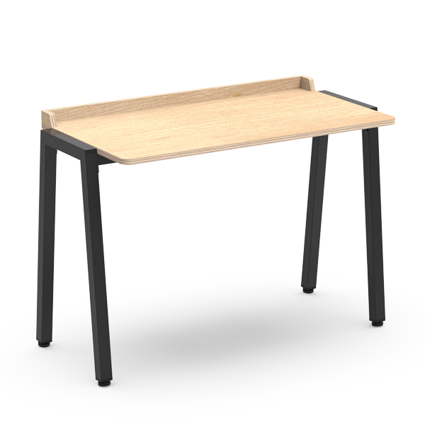 Mesa Home Office com tampo de madeira clara, bordo posterior elevado e pernas metálicas pretas inclinadas.