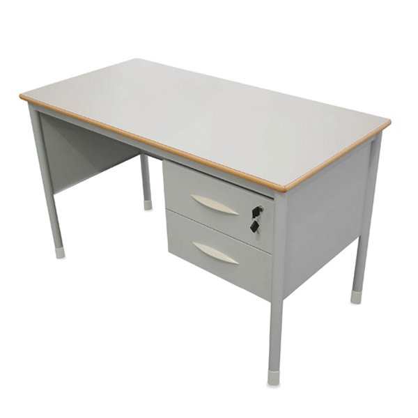 Mesa de professor com tampo claro, pernas metálicas e duas gavetas laterais com fechadura.