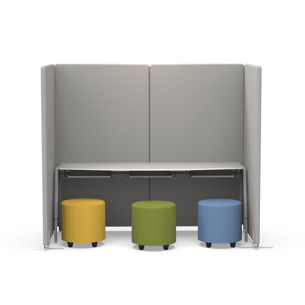 Espaço delimitado por painéis acústicos MUTE cinzentos, com uma mesa branca e bancos amarelo, verde e azul.