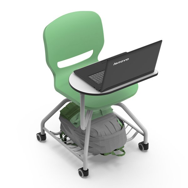 Cadeira Ergos Shell Note verde com um computador portátil na palmatória branca e uma mochila sob o assento.
