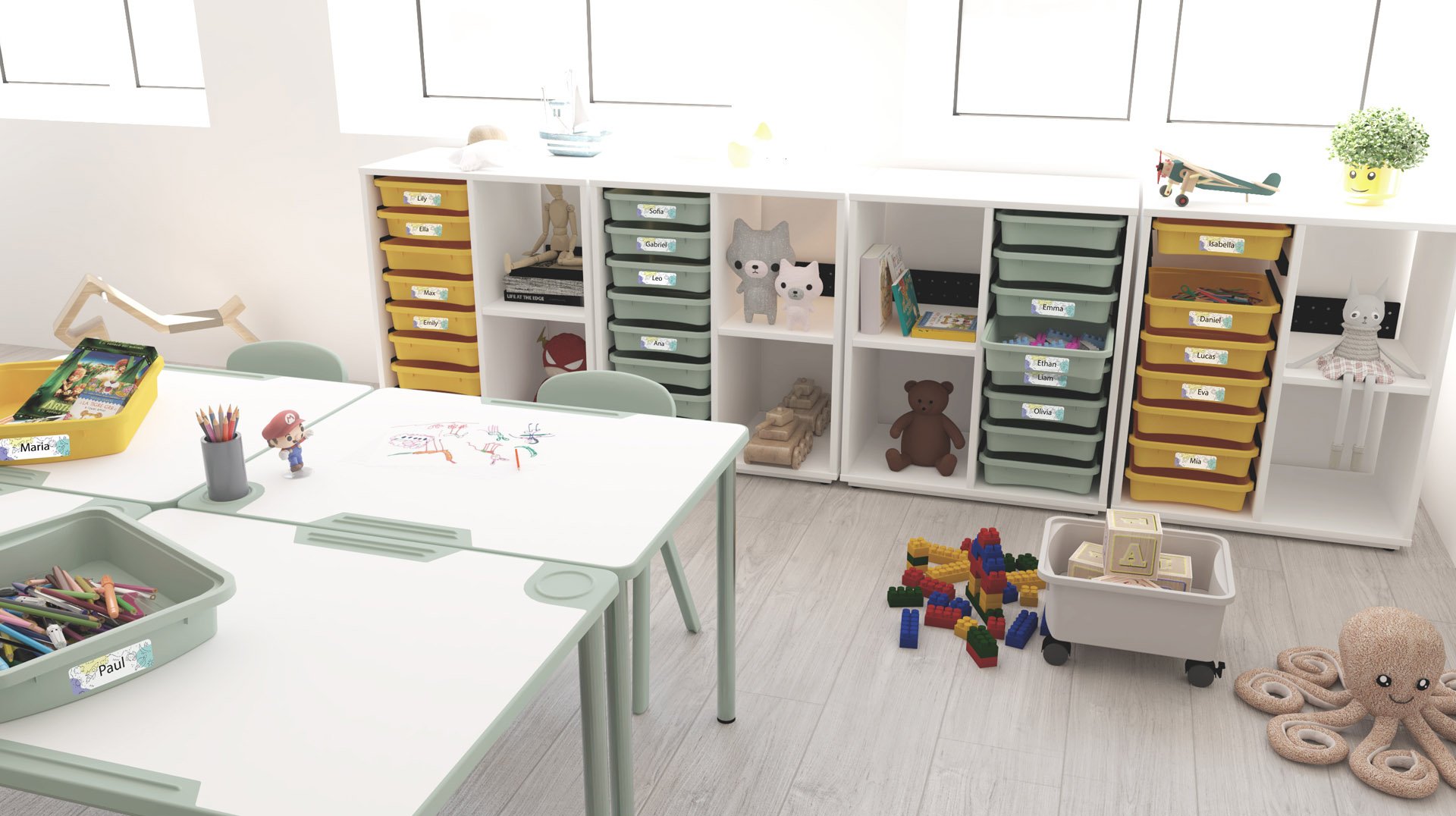 Sala com estantes brancas, recipientes amarelos e verdes, brinquedos e mesas com desenhos e lápis de cor.