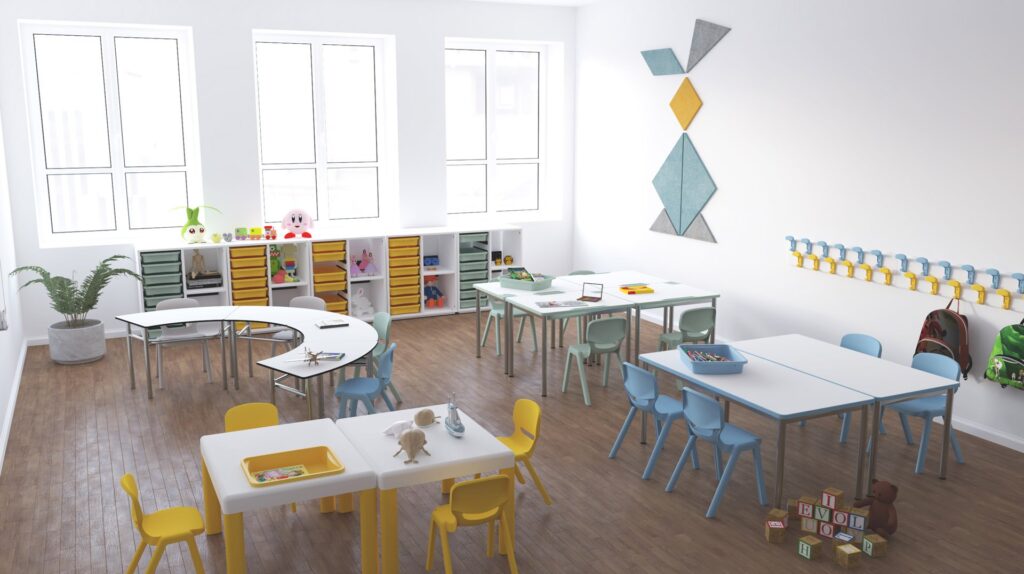 Sala com mesas e cadeiras de várias cores, brinquedos, livros e materiais de aprendizagem.