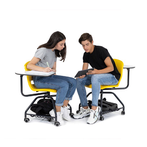 Duas pessoas a trabalhar em cadeiras Ergos Shell Note amarelas com palmatórias, caderno e tablet.