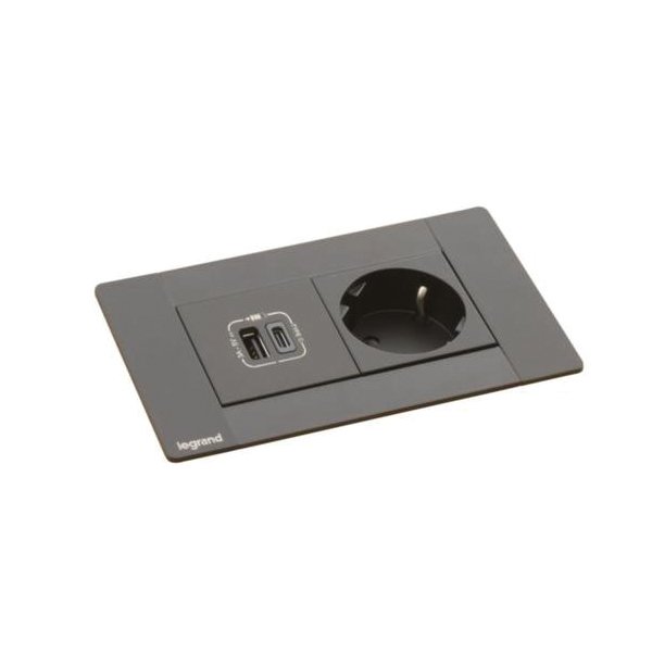 Painel preto com tomada eléctrica e portas USB.