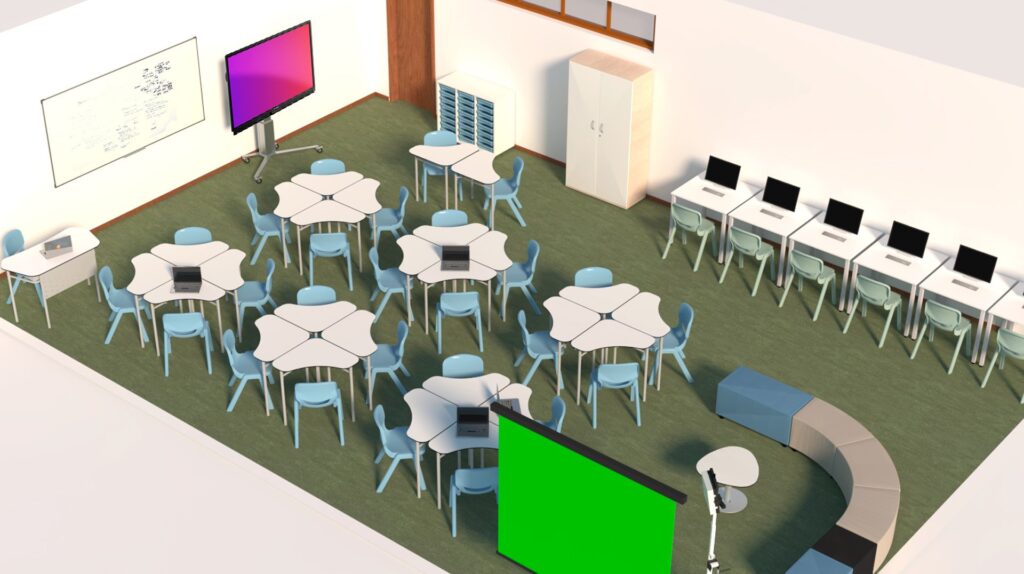 Sala de aula com mesas hexagonais, cadeiras azuis, computadores, ecrãs, quadro e assentos curvos.