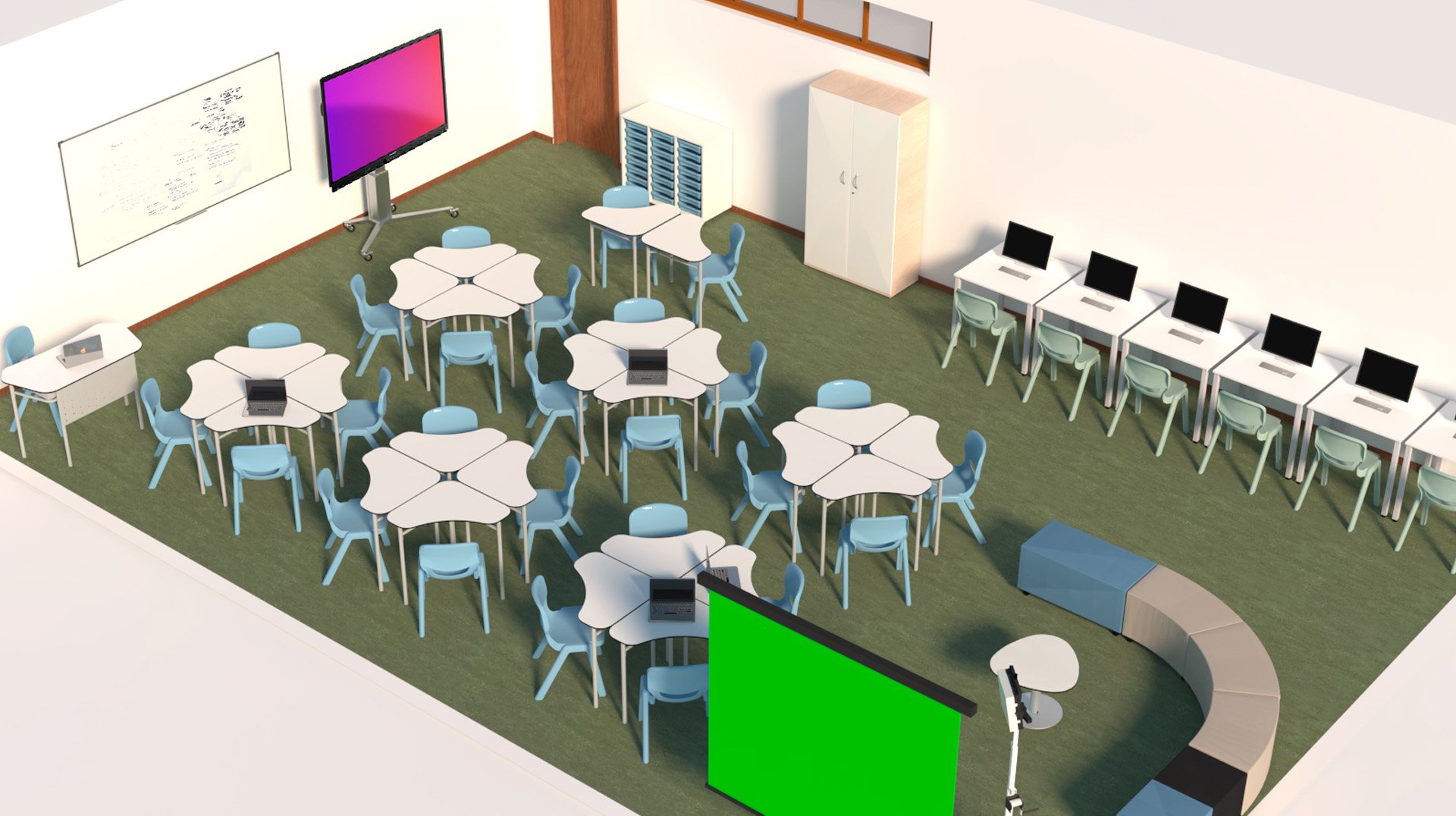 Sala de aula com mesas hexagonais, cadeiras azuis, computadores, ecrãs, quadro e assentos curvos.