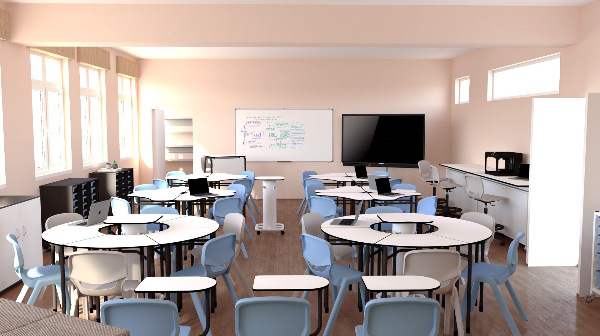 Sala de aula com mesas redondas, cadeiras brancas e azuis-claras, quadro com anotações, ecrã e estantes.