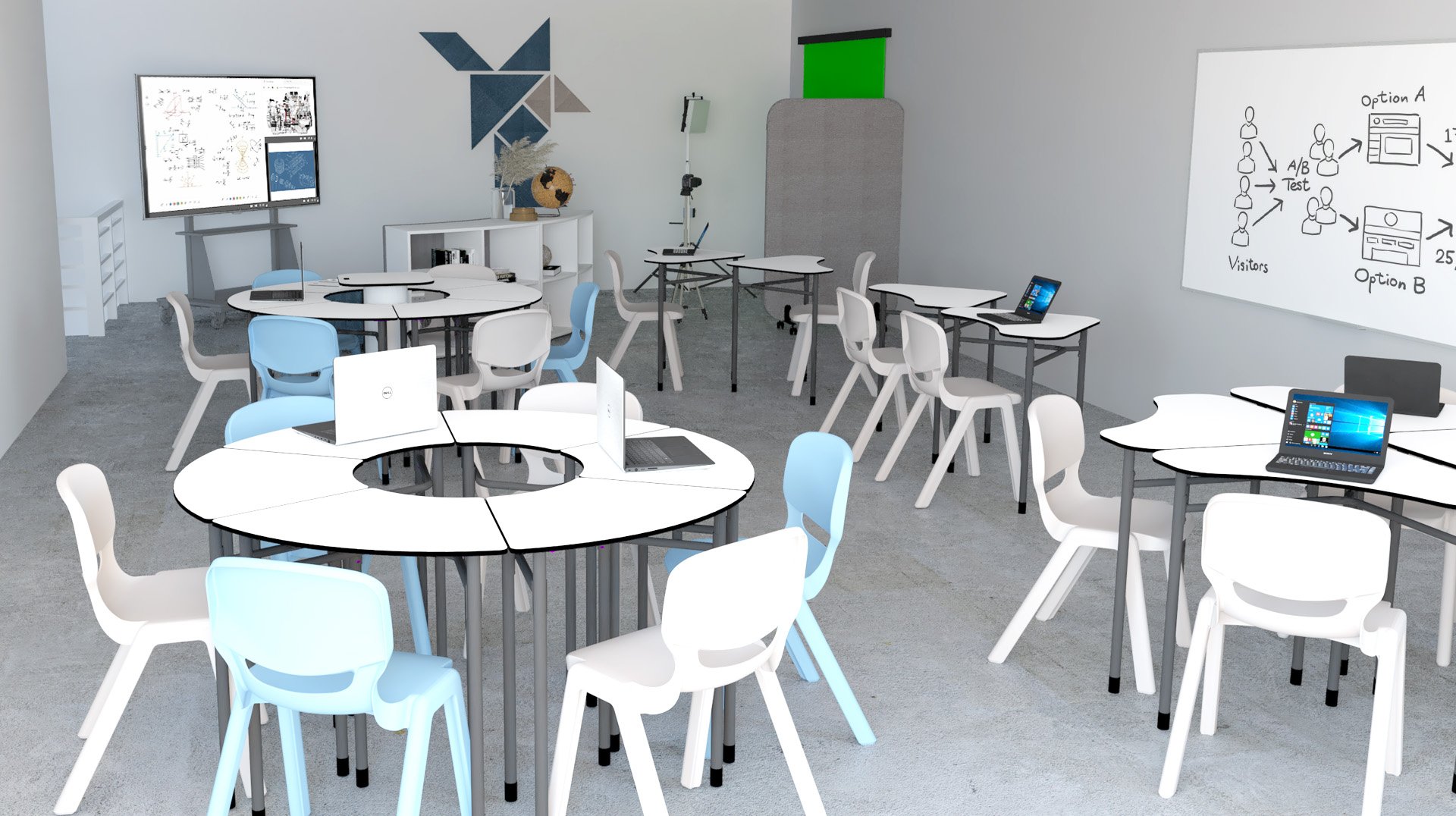 Sala de aula com mesas brancas agrupadas, cadeiras azuis e brancas, computadores portáteis, quadro e ecrã digital.
