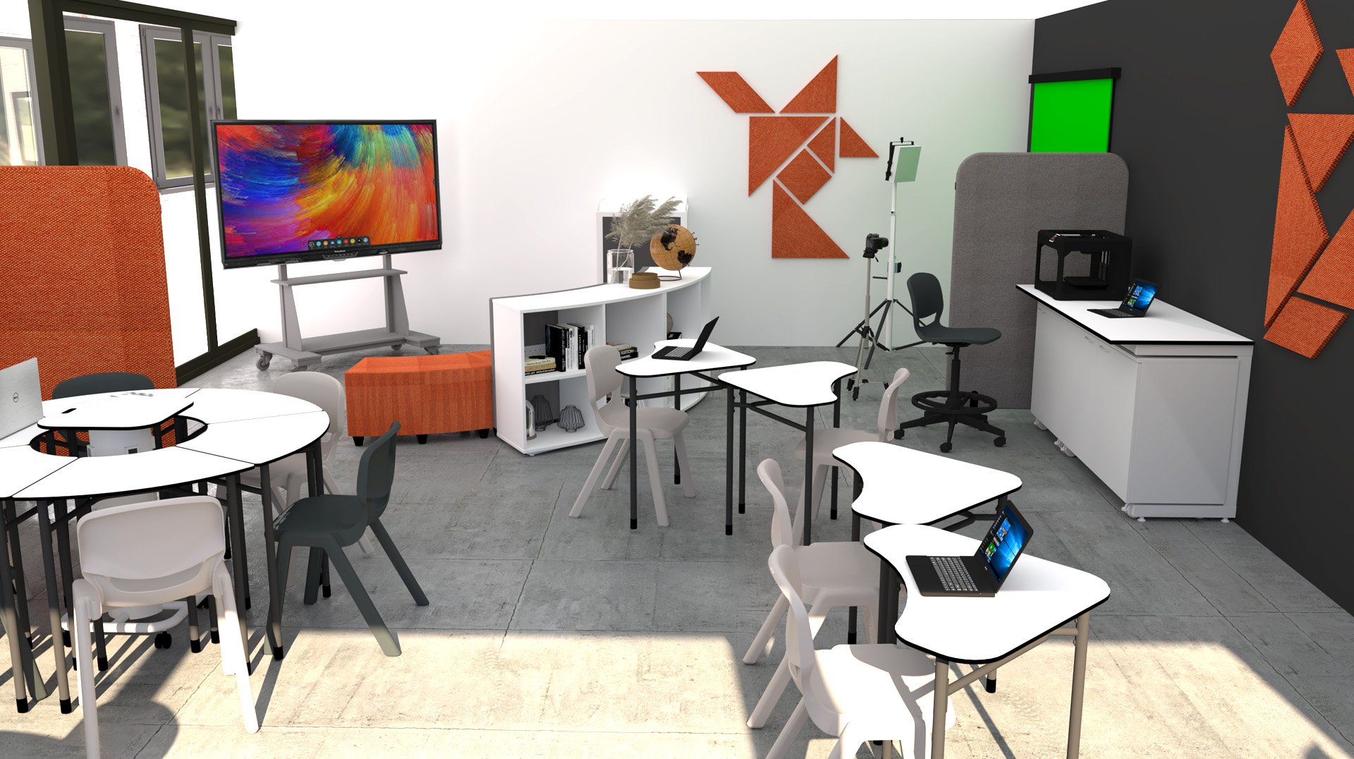 Sala de aula com mesas brancas, computadores portáteis, ecrã digital, impressora 3D e zona com fundo verde.